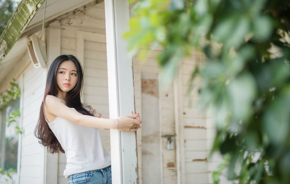 人之所以悲哀，是因为我们留不住岁月，更无法不承认，青春，有一日是要这么自然的消失过去。而人之可贵，也在于我们因着时光环境的改变，在生活上得到长进。岁月的流失固然是无可奈何，而人的逐渐蜕变，却又脱不出时光的力量。——三毛